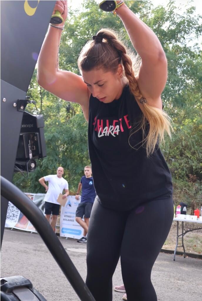 Lara sur un ergomètre SkiErg en compétition